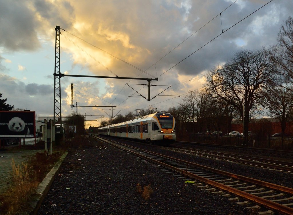 RE 13 auf dem Weg nach Hamm bei der Durchfahrt in Korschenbroich am Abend des 30.1.2013