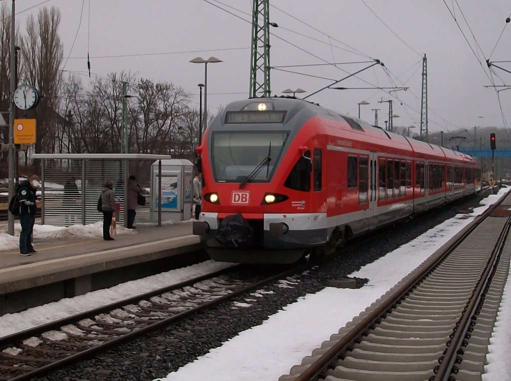 RE 13008 Rostock-Sassnitz gefahren am 13.Januar 2011 von 429 028 beim Halt in Bergen/Rgen.