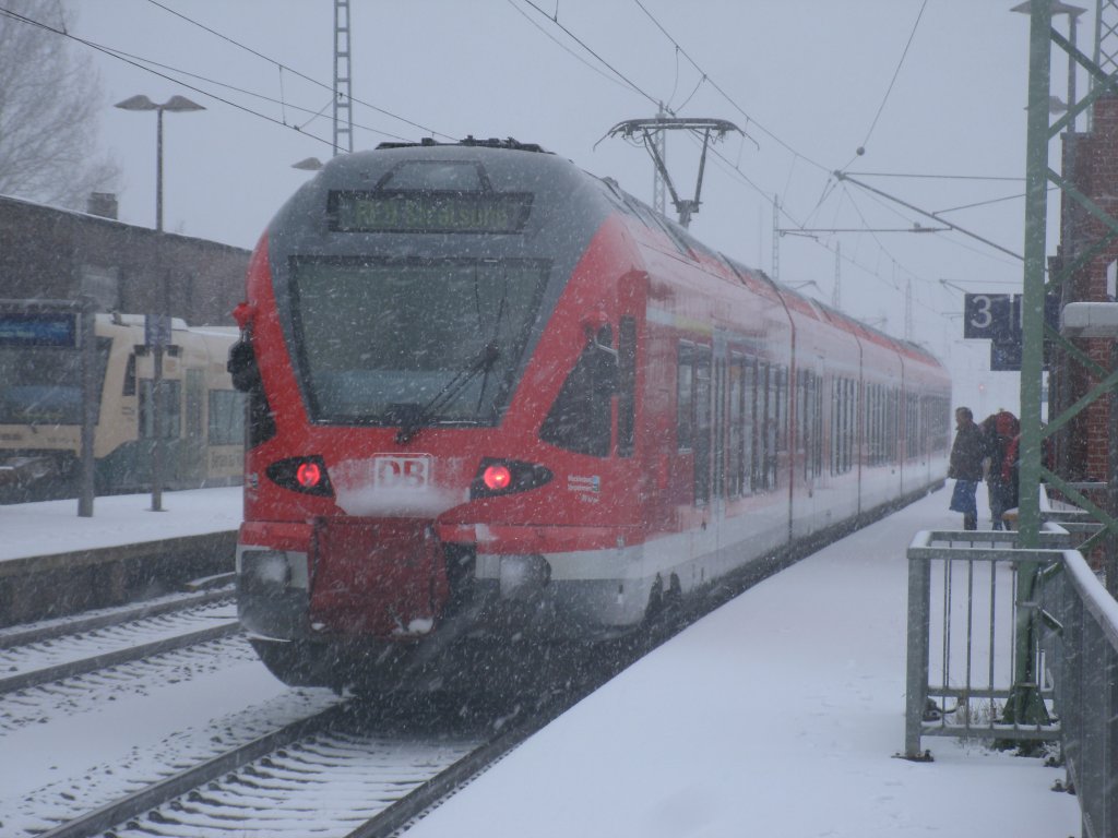 RE 13008 Sassnitz-Rostock erreichte,am 06.Februar 2013,Bergen/Rgen.
