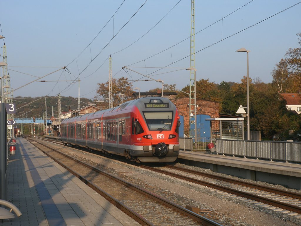 RE 13013 aus Rostock,gefahren von 429 027,am 22.Oktober 2011,beim Erreichen von Bergen/Rgen und danach weiter nach Sassnitz fuhr.