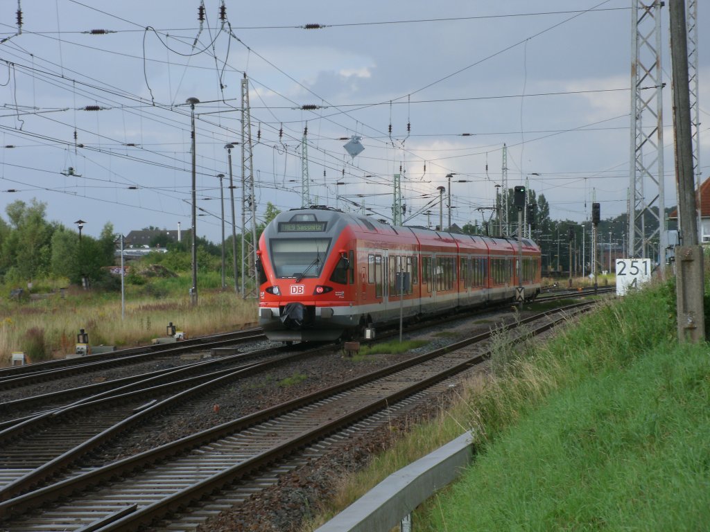 RE 13015 Rostock-Sassnitz,am 18.Juli 2011,an der Westeinfahrt von Bergen/Rgen.