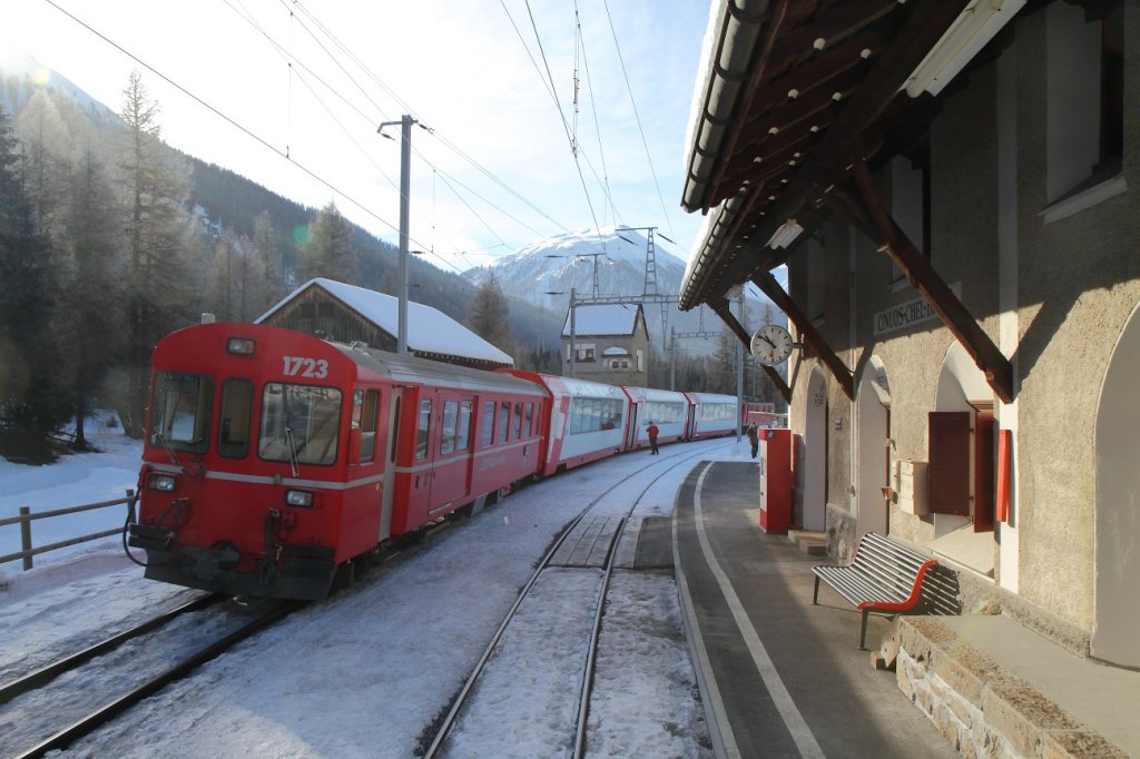 RE 1327 Landquart / St. Moritz mit Ge 4/4 I 607  Surselva , 3 Glacier-Express- Wagen und Steuerwagen 1723 mit kurzem Halt im Bahnhof Cinuos-chel-Brail. Ich frage mich nur, wieso die GEX-Wagen am Zug waren. Vielleicht Rollmaterialmangel? (23.01.2011)