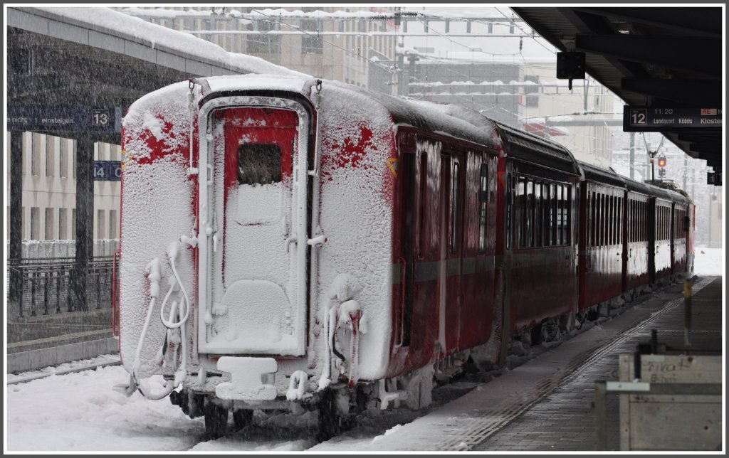 RE 1335 nach Scuol-Tarasp im Bahnhof Chur. (22.12.2011)