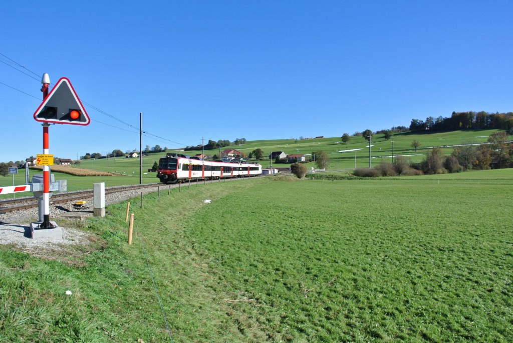 RE 14231 Bulle-Fribourg kurz vor Romont. An der Spitze ist der ABt 50 85 39 43 832-7, dahinter der RBDe 560 225-5, 02.11.2012.