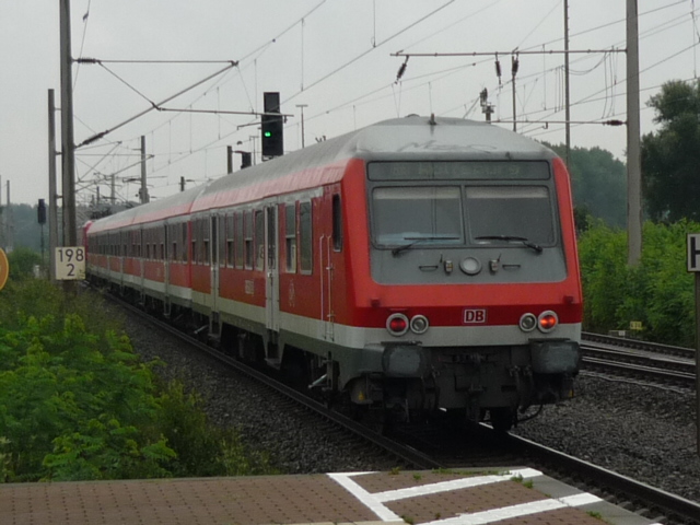 RE 14609 fhrt hier gerade aus dem Bahnhof Gifhorn aus.
Aufgenommen am 26.08.2010.