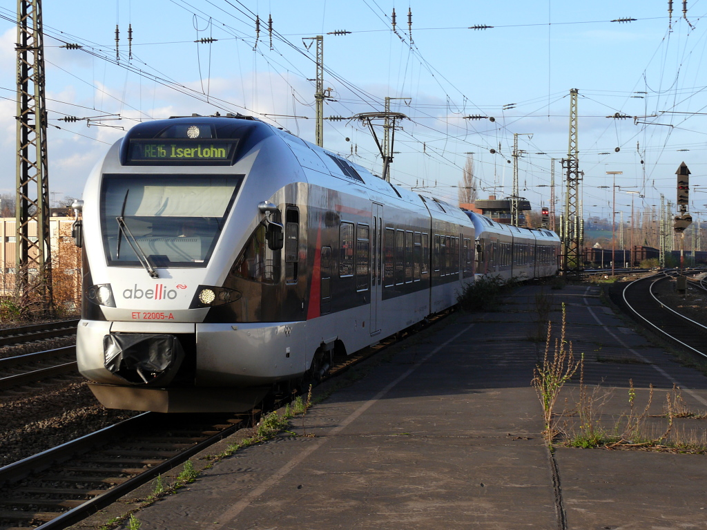 RE 16  Ruhr-Sieg-Express  (Essen Hbf-Iserlohn Hbf/Siegen Hbf),dieser Zug wird in Lethmathe geteilt und fhrt weiter nach Iserlohn bzw. Siegen. Witten, 20.11.2010.