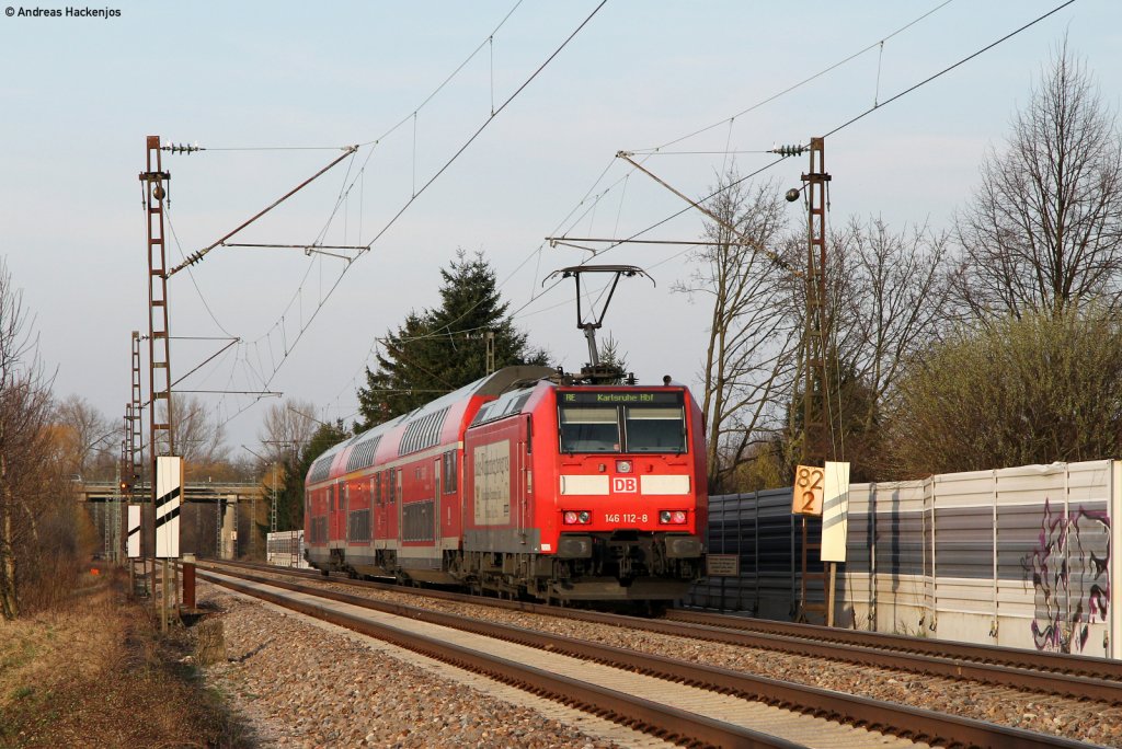 RE 16852 (Offenburg-Karlsruhe Hbf) mit Schublok 146 112-8 bei Bruchhausen 15.3.11