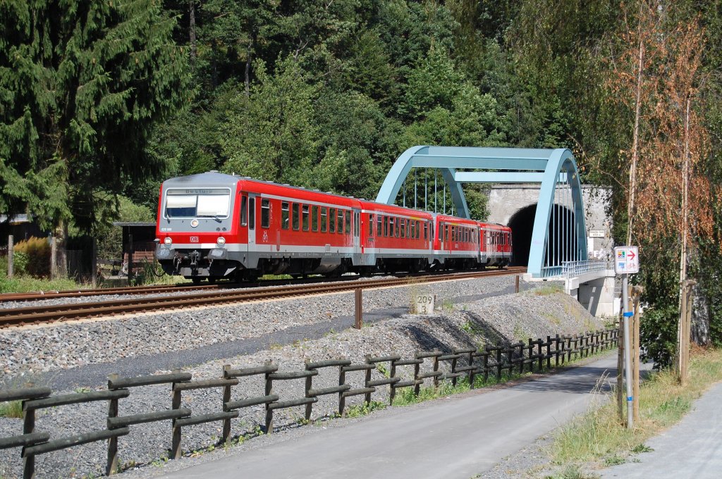 RE 17 nach Bestwig berquerte die neue Brcke vor dem Freienohler Tunnel, 15.07.2010.
