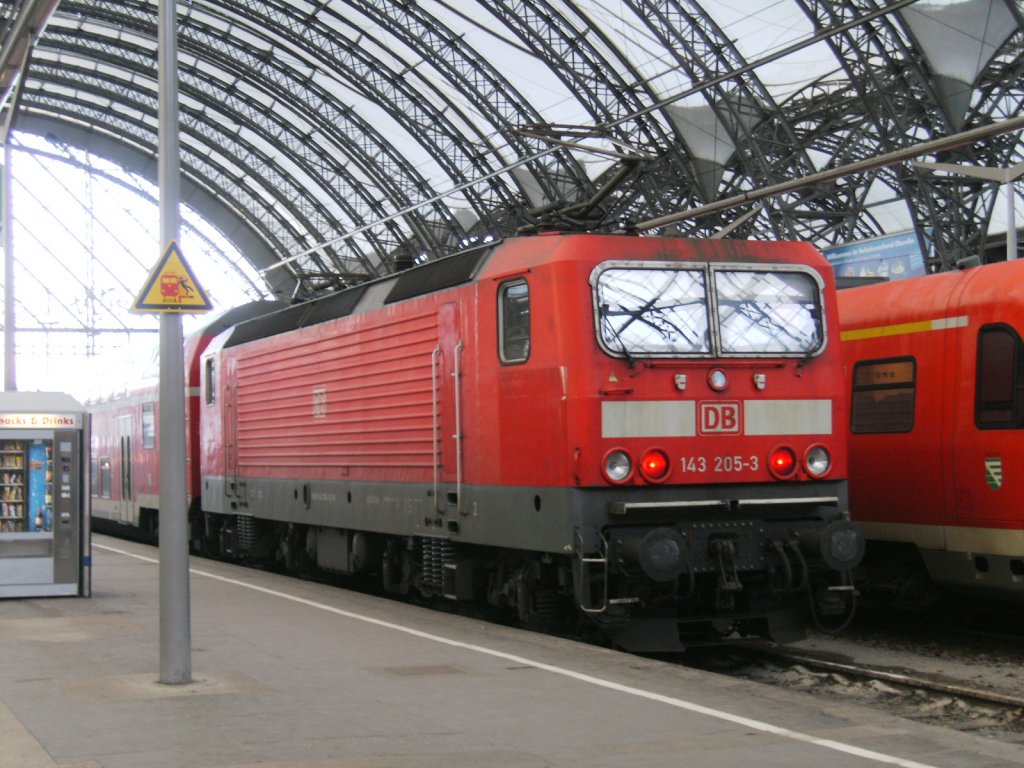 RE 17464 mit 143 205-3 richtung Leipzig Hbf steht am 28.02.2010 in Dresden Hbf.
