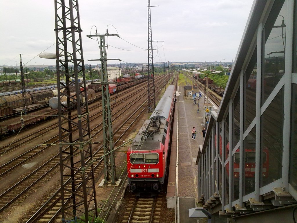 RE 18 nach Dresden HBF in Dresden Friedrichstadt.
(BR 143 306 9)
18.07.10
