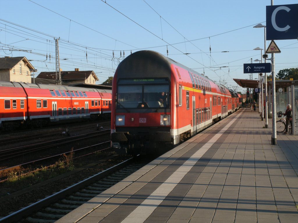 RE 18316 aus Elsterwerda nahm mich,am 01.Oktober 2011,bis Stralsund mit,nachdem ich mich in Angermnde eine Stunde aufgehalten hatte.Hier schob 114 014 den RE.
