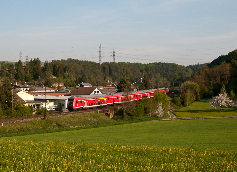 RE 19031 (Stuttgart Hbf - Singen(Hohentwiel)) mit Schublok 146 201-9 am 24. April 2011 bei Engen.