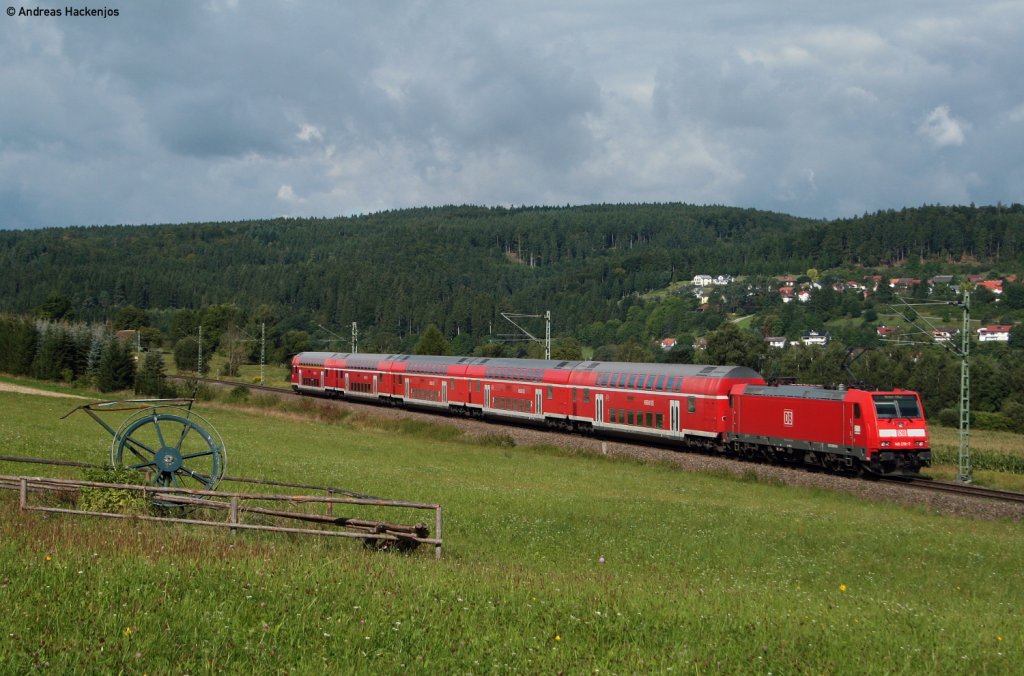 RE 19605 (Stuttgart Hbf-Singen(Hohentwiel)) mit Schublok 146 216-7 bei Mhringen 29.8.10