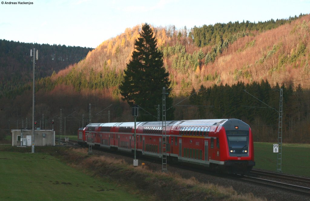 RE 19617 (Stuttgart Hbf-Singen(Hohentwiel)) mit Schublok 146 203-5 bei Grnholz 13.11.10