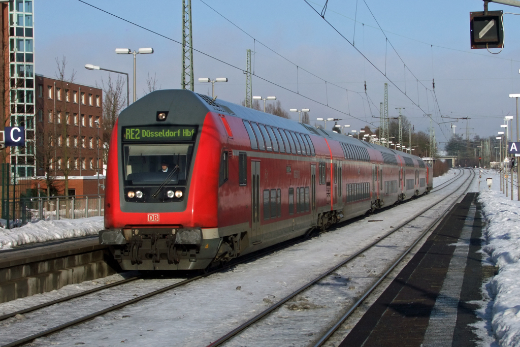RE 2 nach Dsseldorf bei der Einfahrt in Recklinghausen heute mit einer Schublok 145 042-8 von Railion anstelle der 146er auch der Zug in Richtung Mnster kam mit einer 145er der Railion 2.1.2011