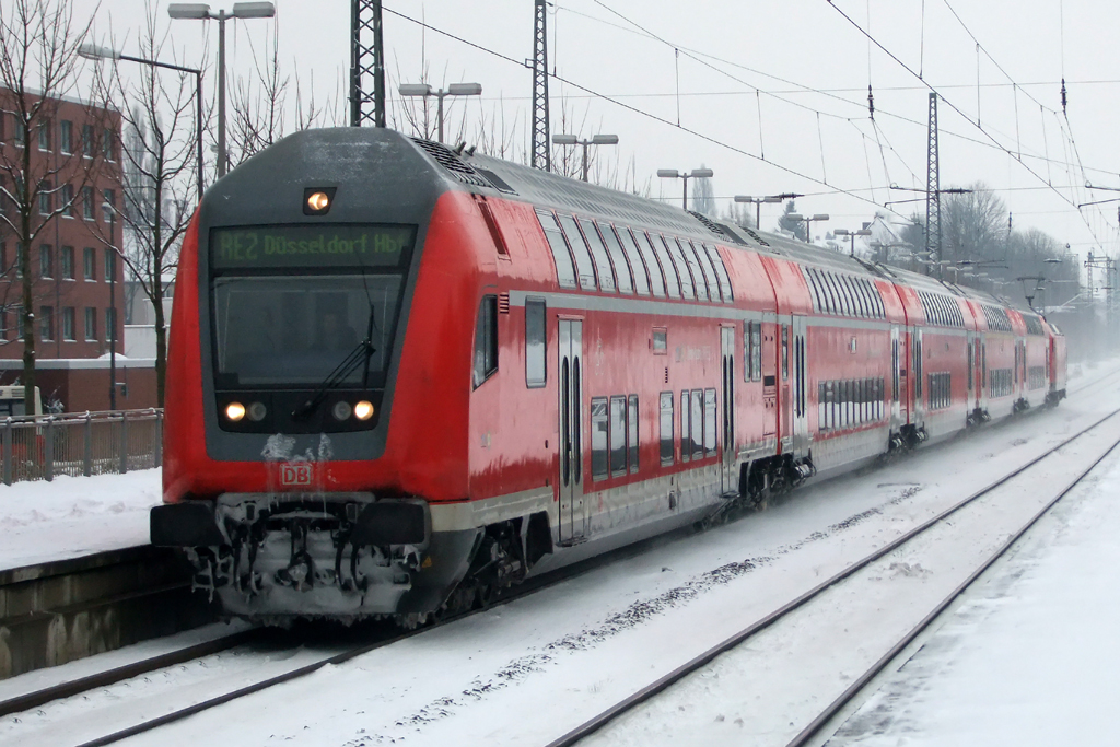 RE 2 nach Dsseldorf geschoben von 146 002-1 bei der Einfahrt in Recklinghausen 21.1.2013