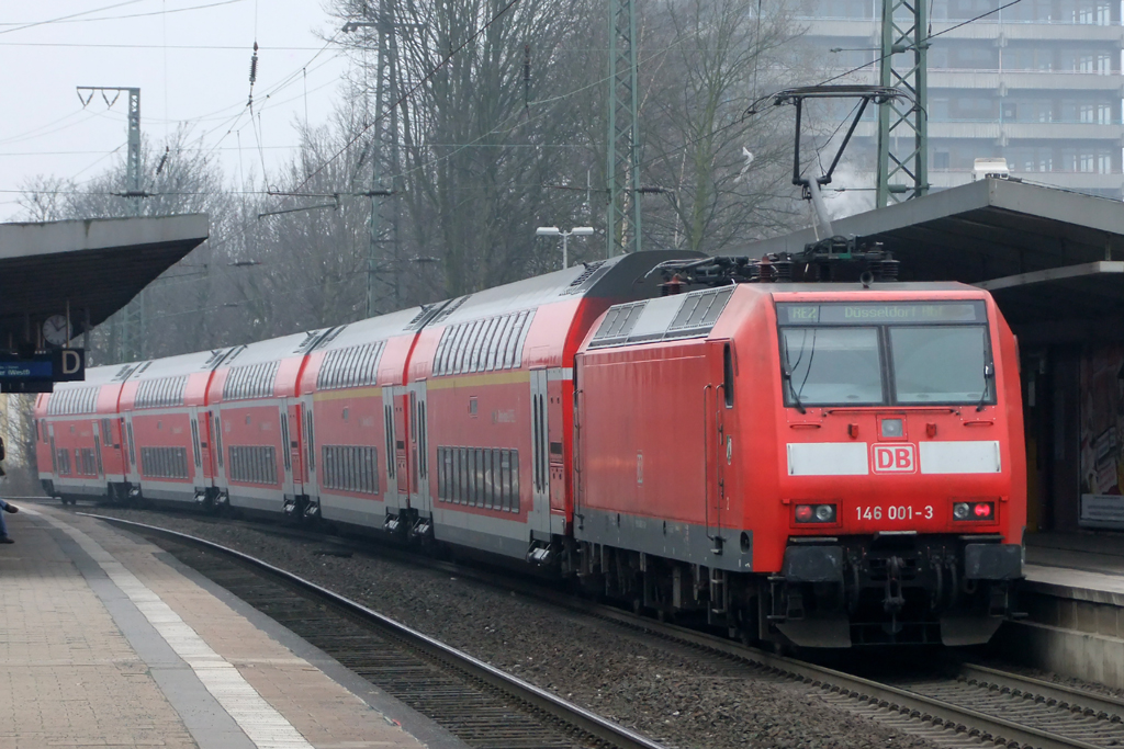 RE 2 nach Dsseldorf mit Schublok 146 001-3 in Recklinghausen 17.3.2012