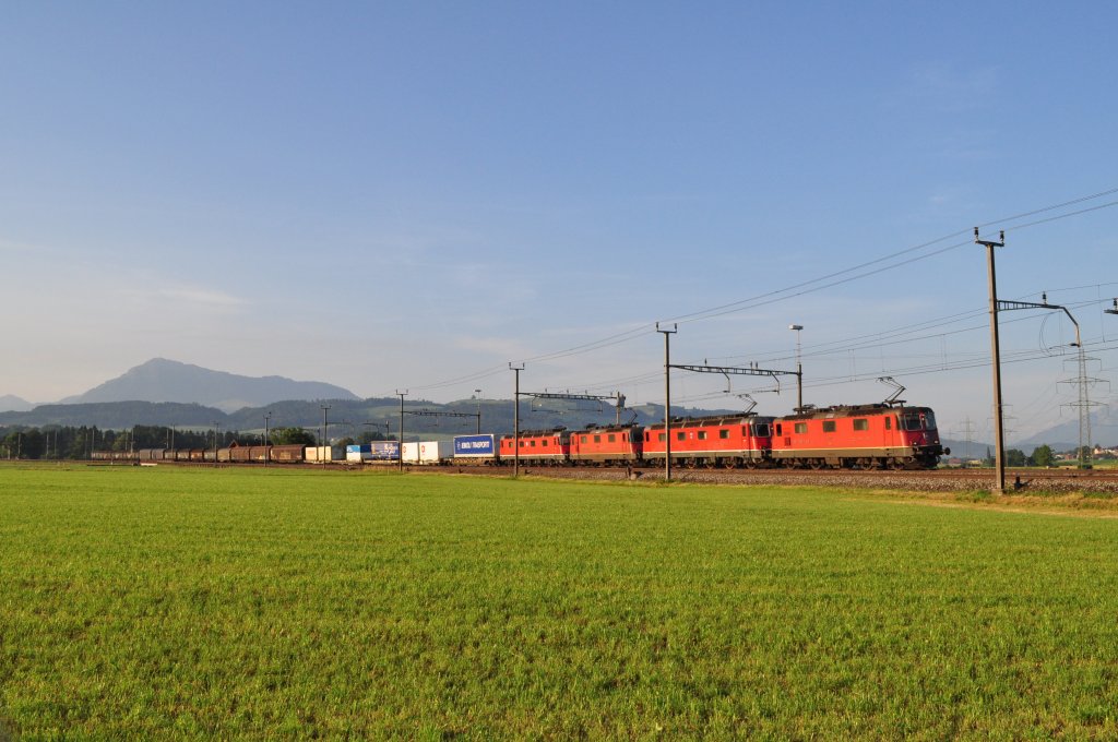 Re 20/20 mit gemischtem GZ bei Oberrti am 07.07.2010