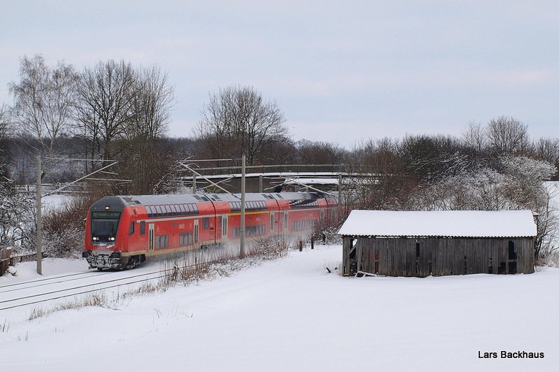 RE 21421 Lbeck Hbf - Hamburg Hbf fhrt am 30.01.10 an einem brachliegenden Unterstand in Altenfelde vorbei und wird in wenigen Minuten einen Planhalt in Reinfeld (Holst.) einlegen.