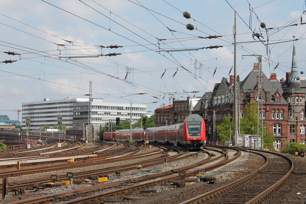 RE 21423 von L�beck Hbf nach Hamburg Hbf geschoben von der 112 180-5 bei der Einfahrt in Hamburg Hbf am 11.05.2013