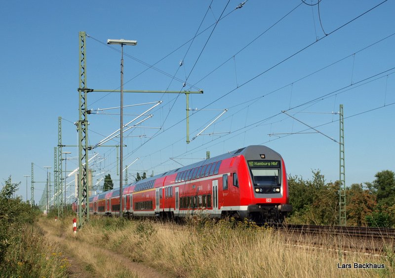 RE 21425 Lbeck Hbf - Hamburg Hbf hat soeben den Bahnhof von Bad Oldesloe verlassen und ist nun auf dem Weg nach Hamburg Hbf. Aufgenommen am 19.08.09.