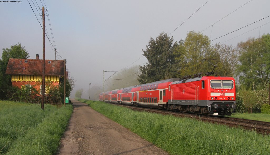 RE 22015 (Stuttgart Hbf-Tbingen Hbf) mit Schublok 143 176-6 bei Wernau 5.5.13