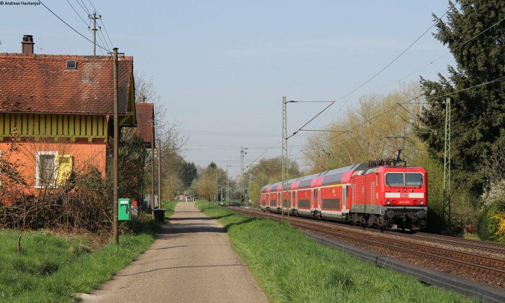 RE 22017 (Stuttgart Hbf-Tbingen Hbf) mit Schublok 143 092-5 bei Wernau 24.4.13