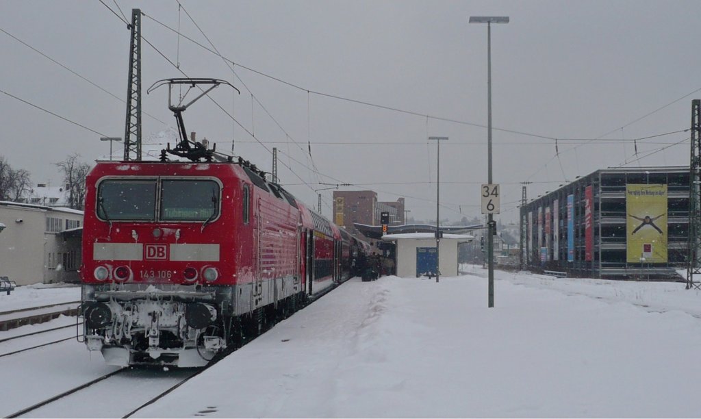 RE 22021 ist am 12.02.10 recht planmig in den Reutlinger Hbf eingefahren, um in Krze Tbingen zu erreichen. Der Schnee lsst gren und die 143 106 darf sich schon auf die Rckfahrt  freuen ;) 