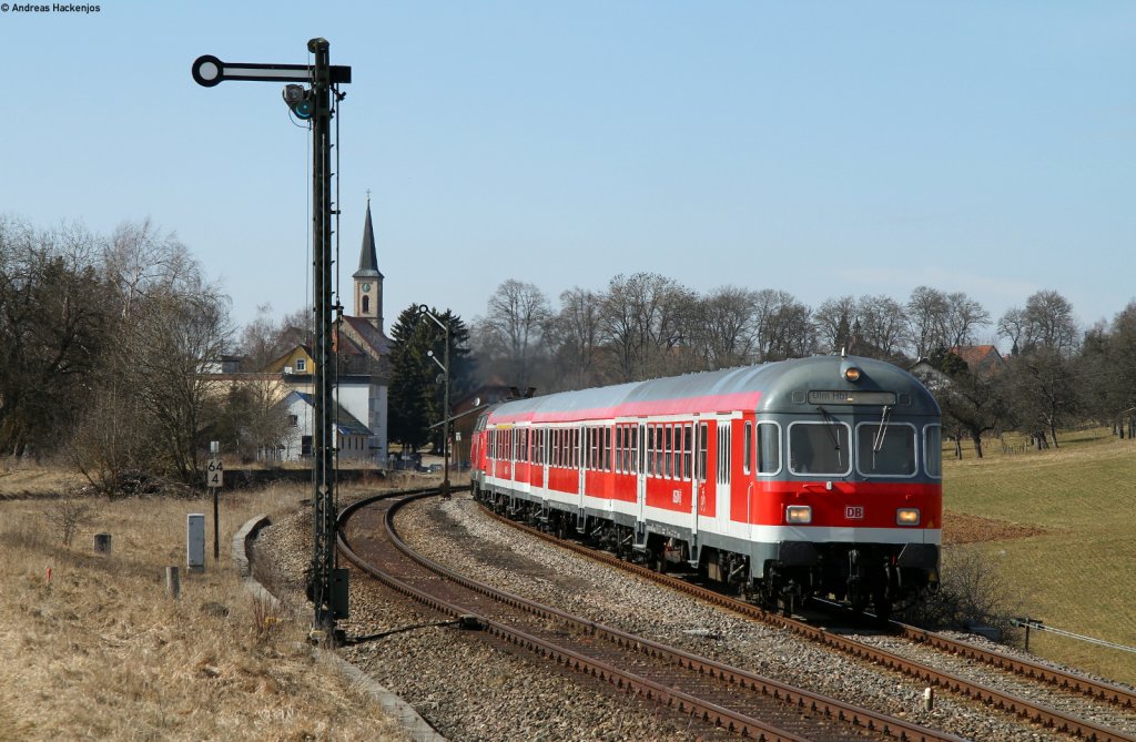 RE 22304 (Neustadt(Schwarzw)-Rottweil) mit Schublok 218 326-7 in D�ggingen 10.3.12