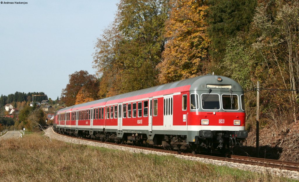RE 22304 (Neustadt(Schwarzw)-Rottweil) mit Schublok 218 476-0 bei Lffingen 20.10.12