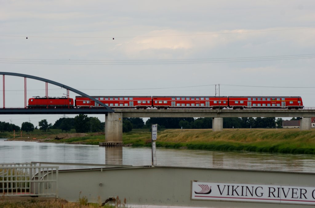 RE 26060 von Hoyerswerda nach Leipzig berquert in Torgau die Elbe am 12.06.2011
