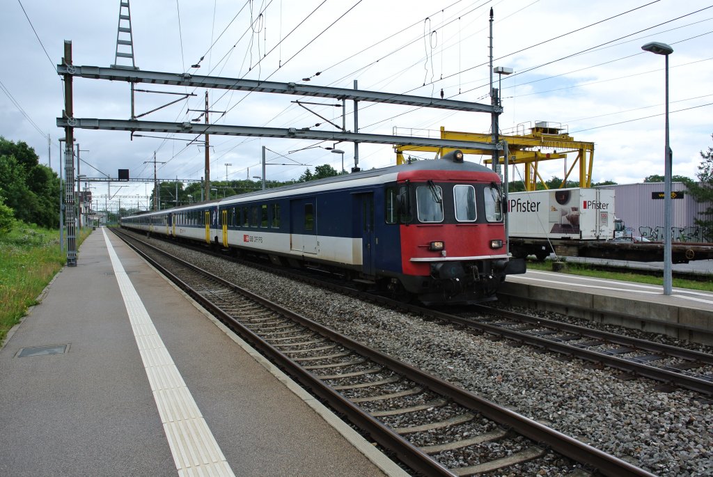 RE 2622 beim Zwischenhalt in Allaman. Der Zug bestand aus dem BDt EWI NPZ 50 85 82-33 986-9, 5B, AB, A und der Re 4/4 II 11154, 12.06.2012.