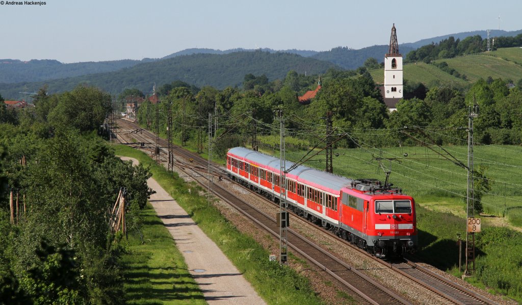 RE 26570 (Freiburg(Breisgau) Hbf-Offenburg) mit Schublok 111 061-8 bei Denzlingen 25.5.12