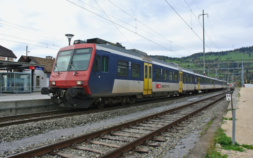 RE 2674 bei Durchfahrt in Glovelier. Zuvorderst ist der Bt NPZ 50 85 29-35 962-4, 18.10.2012.