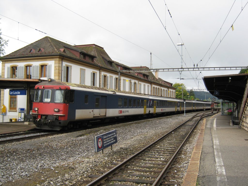 RE 2765 mit EW II BDt und EW I Wagen im Bahnhof Le Locle. Weil diverse Domino Kompositionen fr Shuttle Fahrten beim Depot Biel bentigt wurden, kamen auf der Linie Neuchatel-Le Locle Re 4/4 Pendel zum Einsatz, 26.09.2010. 