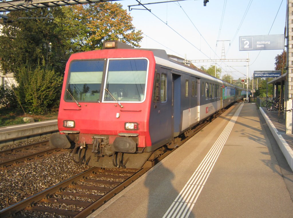 RE 2928 mit BDt EWI, das  hssliche Entlein , 50 85 82-33 951-3, und der grnen Re 4/4 II 11161 (am Schluss) bei Einfahrt in Mnchenbuchsee, 27.09.2011.