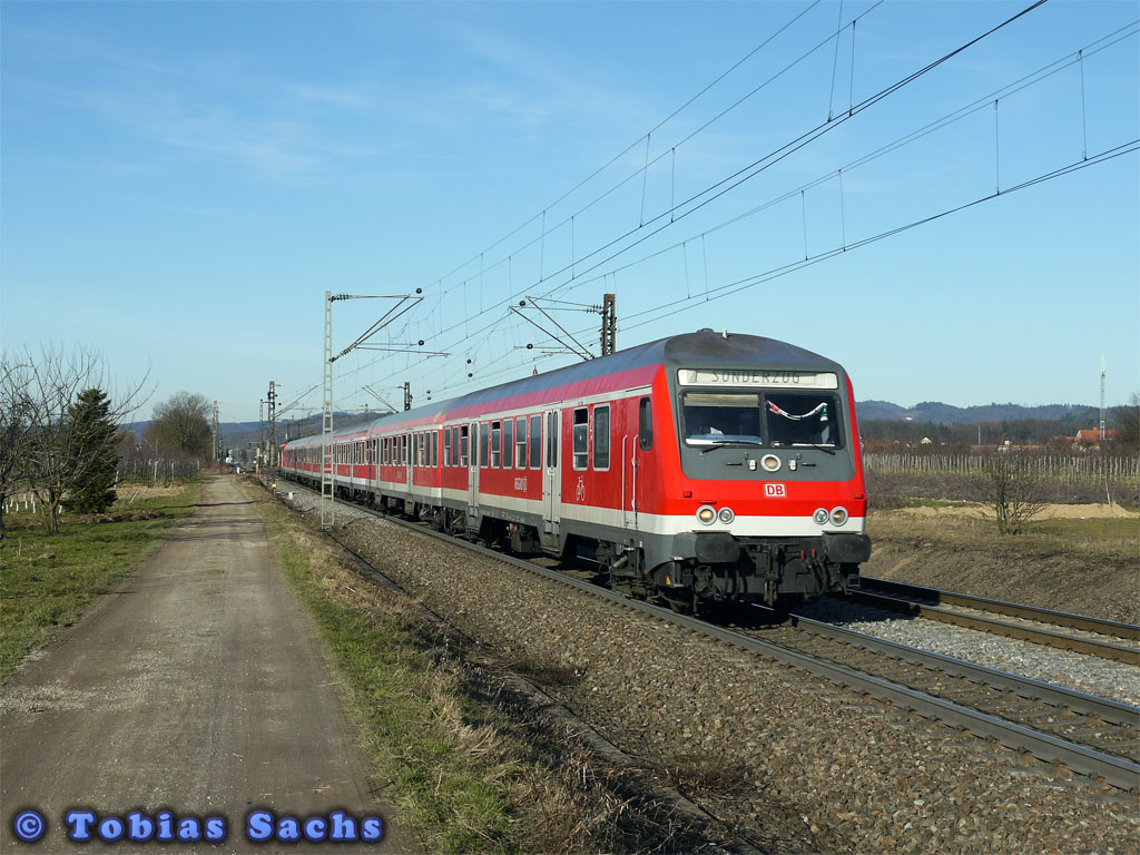 RE 29580 Gieen ber Frankfurt(Main) und Darmstadt nach FR-Littenweiler am 06.02.2011 von 110 435 geschoben. Es handelt sich um Fuballsonderzug von Eintracht Frankfurt.