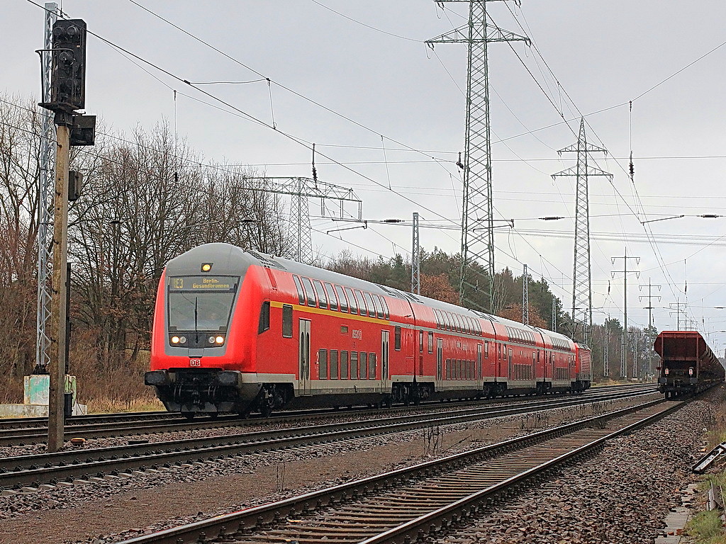 RE 3 (RE 18314) diesmal nur bis Berlin Gesundbrunnen mit Schublok 114 029 am 17. Dezember  2011 bei Nieselregen in Diedersdorf  auf dem Wege zum  nchsten Halt in Berlin Lichterfelde-Ost.