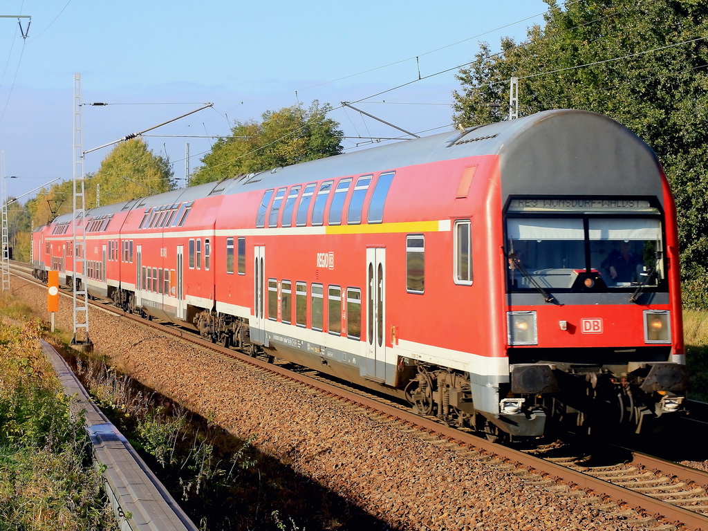 RE 3 (RE 18347)  nach W�nsdorf-Waldstadt mit Schublok 114 010-2- am 21. Oktober 2011 in Diedersdorf, n�chster Halt ist  Blankenfelde. 