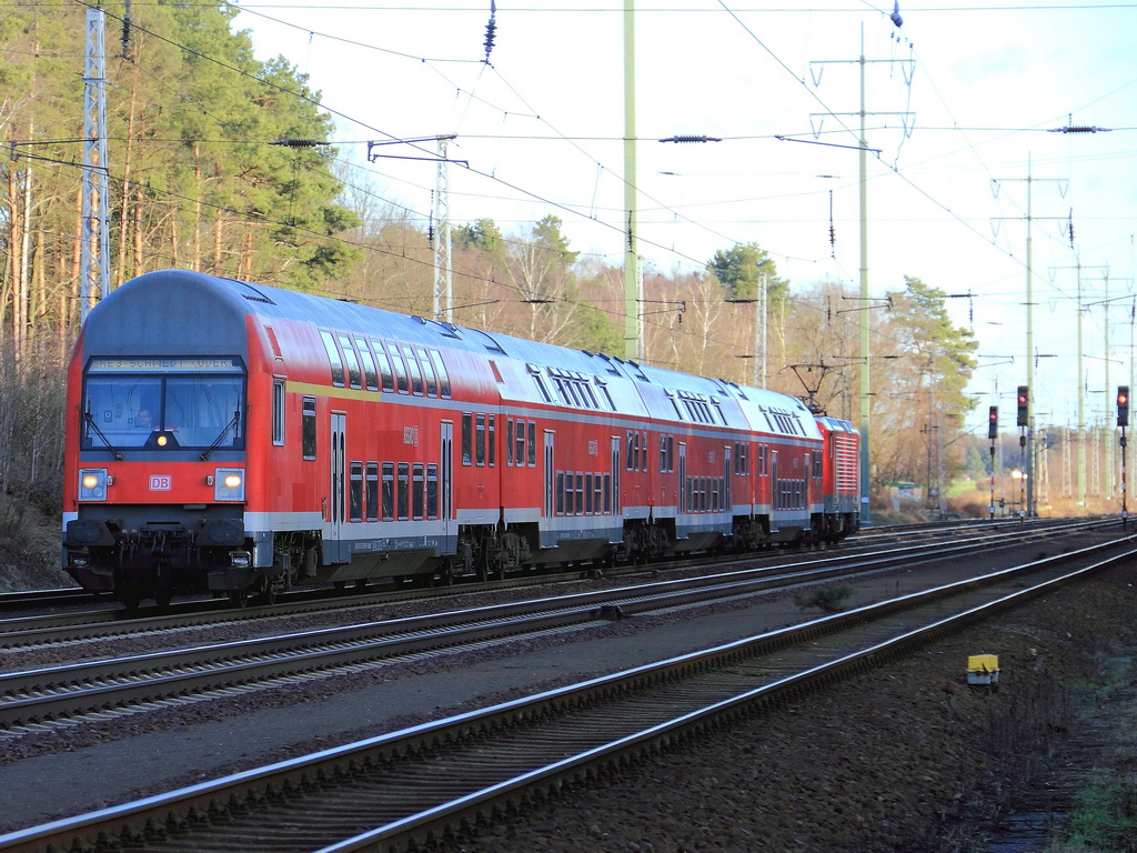 RE 3 (RE 18350) nach Schwedt(Oder) mit der Schublok 112 124 am 30. Dezember 2012 auf dem Berliner Auenring bei Diedersdorf.