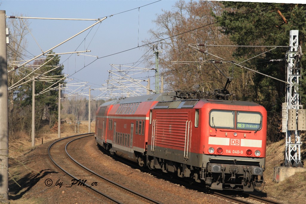 RE 3 wird von der 114 040-9 in Richtung Stralsund geschoben hier kurz vor dem Tunnel zum Berliner Hbf tief am 28.2.2011