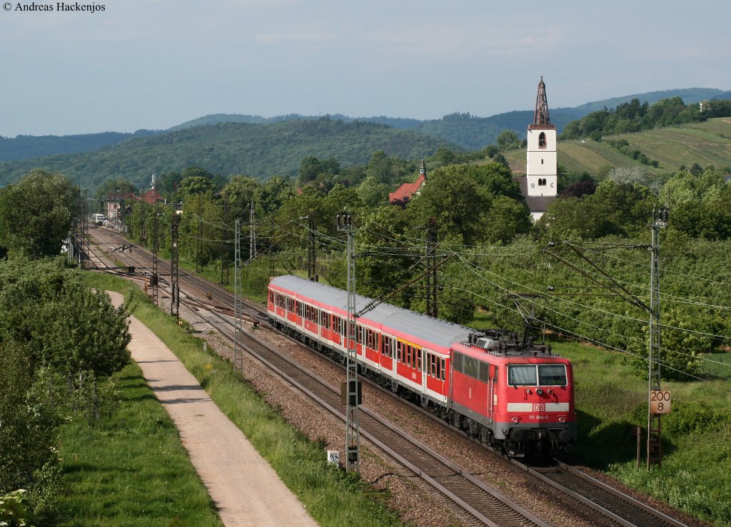 RE 31100 (Freiburg(Breisgau) Hbf-Offenburg) mit Schublok 111 064-2 bei Denzlingen 25.5.10