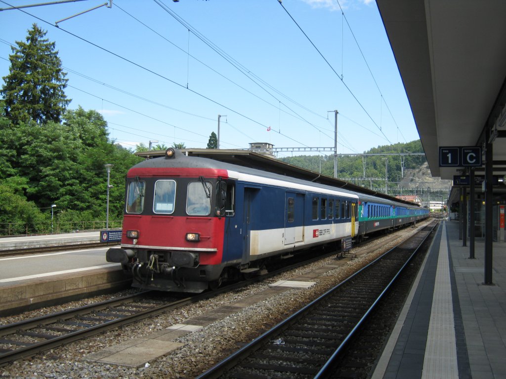 RE 3226 im Bahnhof Burgdorf, 01.08.2010.