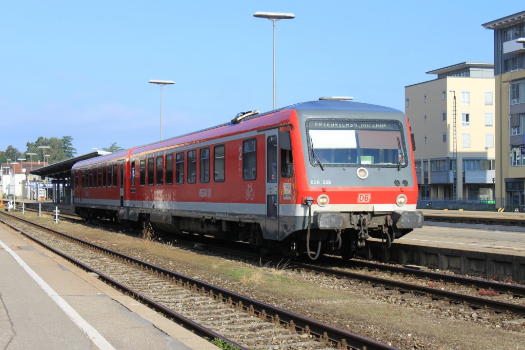 RE 3242  zwischen Lindau HBF Friedrichshafen Hafen. Gefahren wird diese Leistung mit einer Doppeltraktion 628/928. In Friedrichshafen Stadt wird der Zug getrennt, hier fhrt die bereits getrennte 628 339 von Friedrichshafen Stadt nach Friedrichshafen Hafen, ihr Ziel wird sie nach rund 800 Metern erreicht haben (17.08.2011, Friedrichshafen).