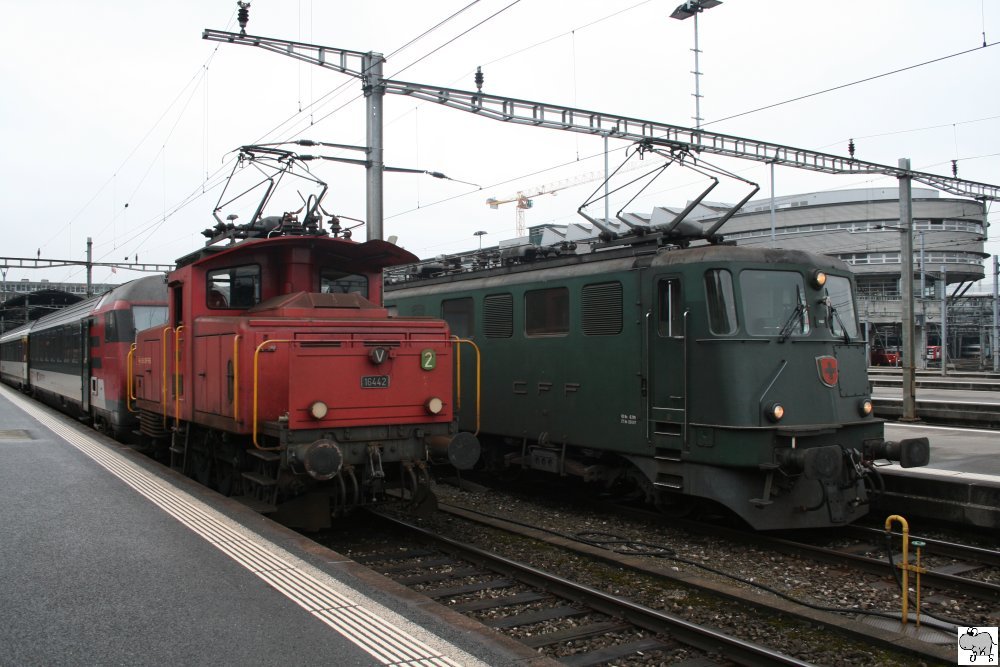 Re 3/3 16442 und Ae 6/6 11427 stehen am 9. Oktober 2009 in Luzern.