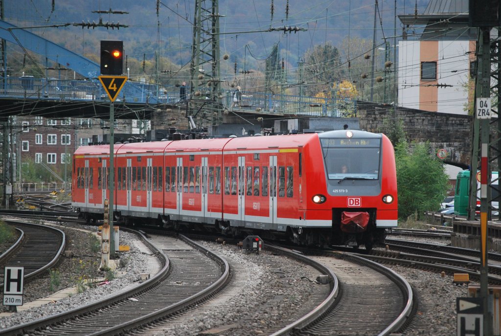 RE 33 aus Duisburg Hbf trifft in der Endstation Aachen Hbf ein. Oktober 2012.
