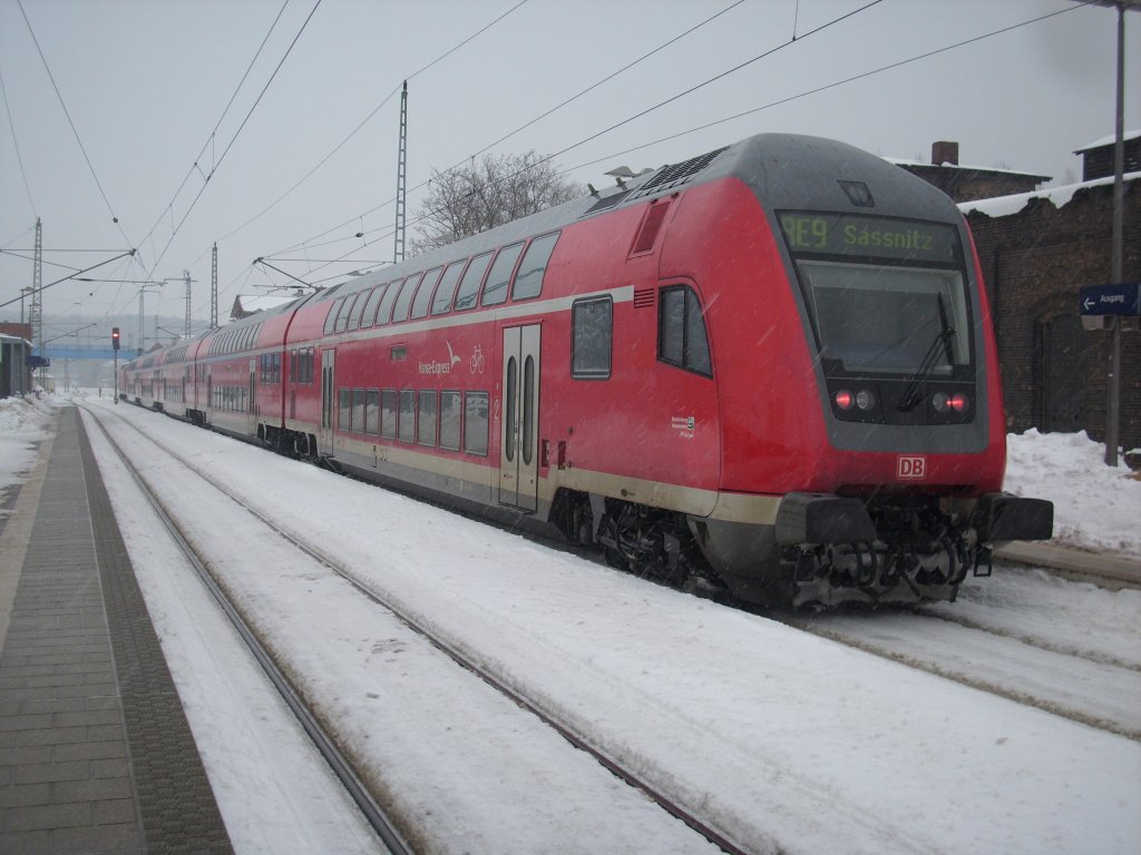 RE 33213 Rostock-Sassnitz wurde,am 18.Februar 2010,wieder einmal mit Rostocker Dostos gefahren,als Diese in Bergen/Rgen hielten.