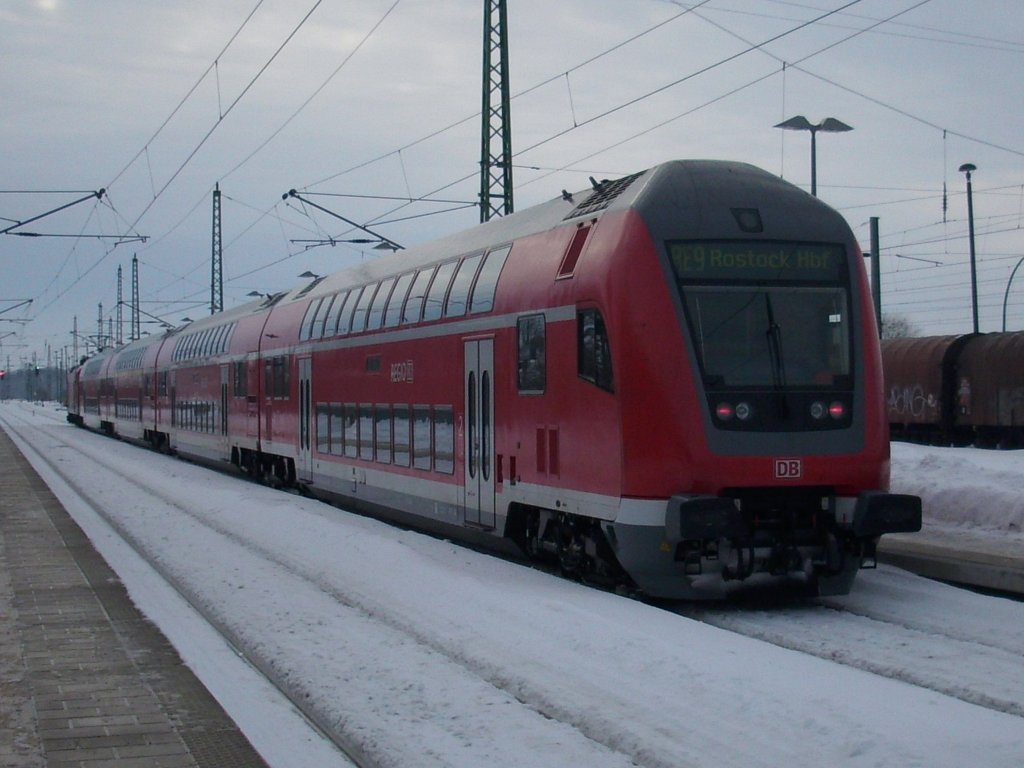 RE 33216 Sassnitz-Rostock wurde,am 04.Februar 2010,wieder einmal mit Dostos gefahren.Hier beim Zwischenhalt in Bergen/Rgen