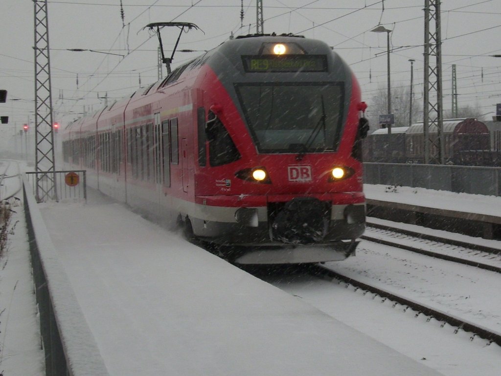 RE 33313 hatte am 07.Januar 2010 auf der ganzen Strecke von Stralsund nach Binz mit Vorboten von Daisy zu kmpfen,dennoch erreichte 429 027 pnktlich schon bei heftigen Schneefall den Bahnhof Bergen/Rgen.