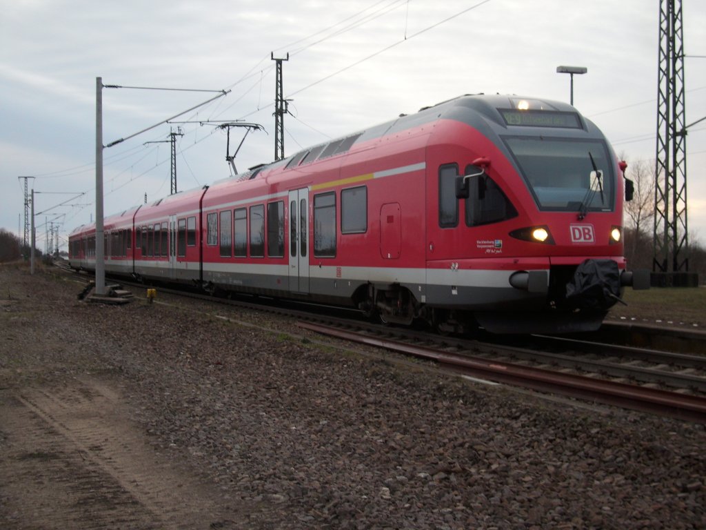 RE 33313 Stralsund-Binz,der vom 429 027 gefahren wurde,hat am letzten Tag des Jahres 2009 die Insel Rgen in Altefhr erreicht.Wie man links sieht sind einige Gleise abgebaut wurden.